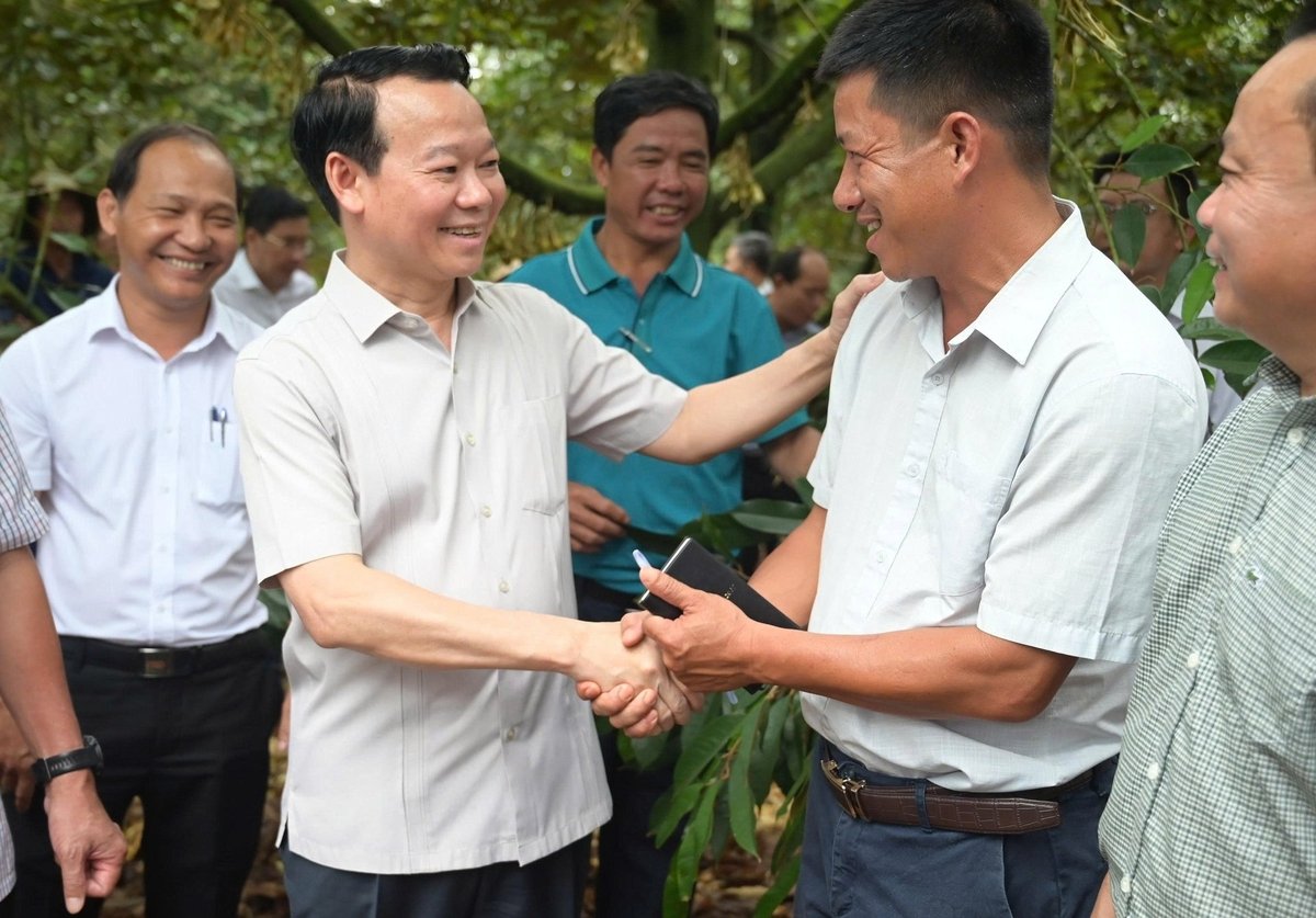 Bộ trưởng Bộ Nông nghiệp và Môi trường Đỗ Đức Duy mong muốn các hợp tác xã cùng tạo ra chuỗi liên kết để sản xuất sầu riêng bền vững. Ảnh: Phạm Hoài. Bộ trưởng Bộ Nông nghiệp và Môi trường Đỗ Đức Duy mong muốn các hợp tác xã cùng tạo ra chuỗi liên kết để sản xuất sầu riêng bền vững. Ảnh: Phạm Hoài.