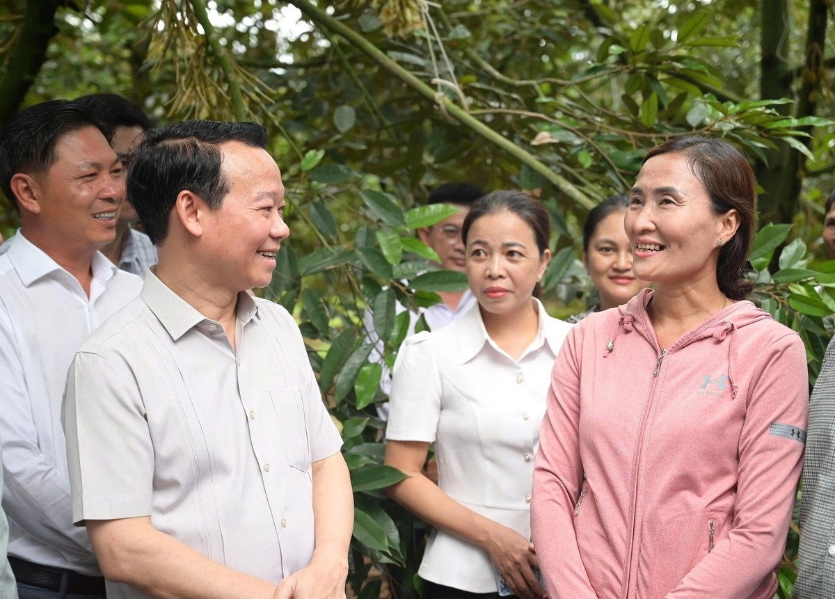 Bộ trưởng Bộ Nông nghiệp và Môi trường Đỗ Đức Duy chia sẻ, động viên bà con nông dân cùng phát triển ngành hàng sầu riêng theo hướng bền vững. Ảnh: Phạm Hoài. Bộ trưởng Bộ Nông nghiệp và Môi trường Đỗ Đức Duy chia sẻ, động viên bà con nông dân cùng phát triển ngành hàng sầu riêng theo hướng bền vững. Ảnh: Phạm Hoài.
