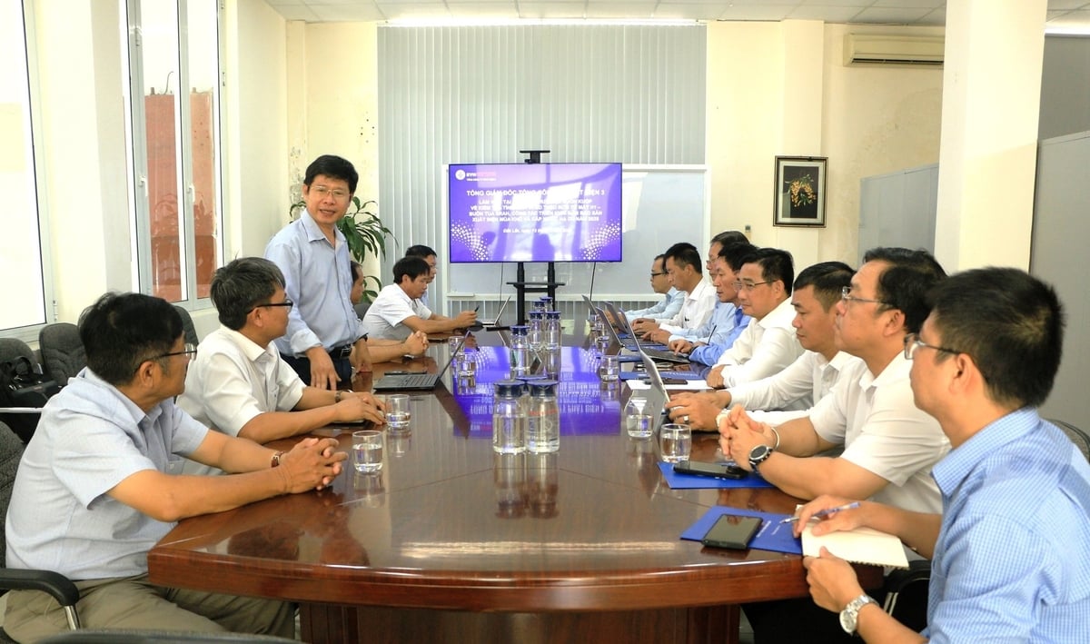 Ông Trần Văn Khánh - Giám đốc Công ty Thủy điện Buôn Kuốp báo cáo tại cuộc họp. Ảnh: EVNGENCO3. Ông Trần Văn Khánh - Giám đốc Công ty Thủy điện Buôn Kuốp báo cáo tại cuộc họp. Ảnh: EVNGENCO3.