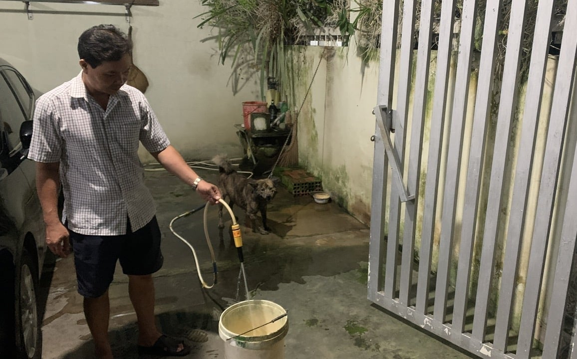 Trước khi sử dụng, anh Nguyễn Thanh Bình phải xả bỏ phần nước có cặn và màu vàng. Ảnh: Hồ Thảo. Trước khi sử dụng, anh Nguyễn Thanh Bình phải xả bỏ phần nước có cặn và màu vàng. Ảnh: Hồ Thảo.
