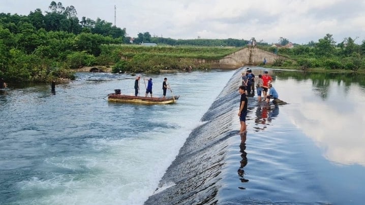 Vụ tai nạn thương tâm tại huyện Hải Hà khiến 4 em học sinh thiệt mạng. Ảnh: Hữu Việt. Vụ tai nạn thương tâm tại huyện Hải Hà khiến 4 em học sinh thiệt mạng. Ảnh: Hữu Việt.