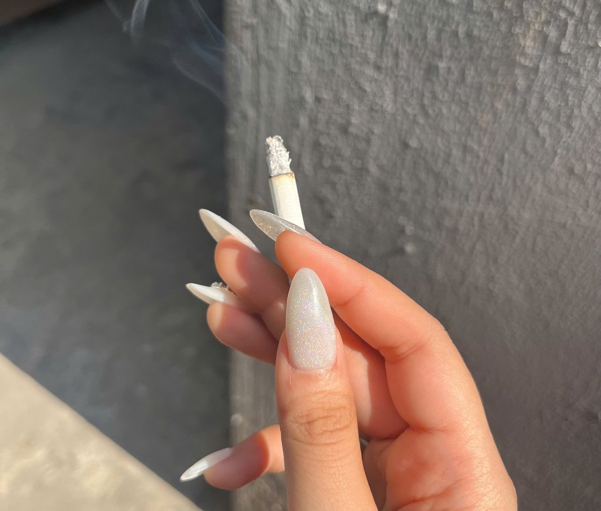 Nhiều bạn trẻ ‘đốt cuộc đời’ với khói thuốc lá. Ảnh: Minh Hà. Nhiều bạn trẻ ‘đốt cuộc đời’ với khói thuốc lá. Ảnh: Minh Hà.