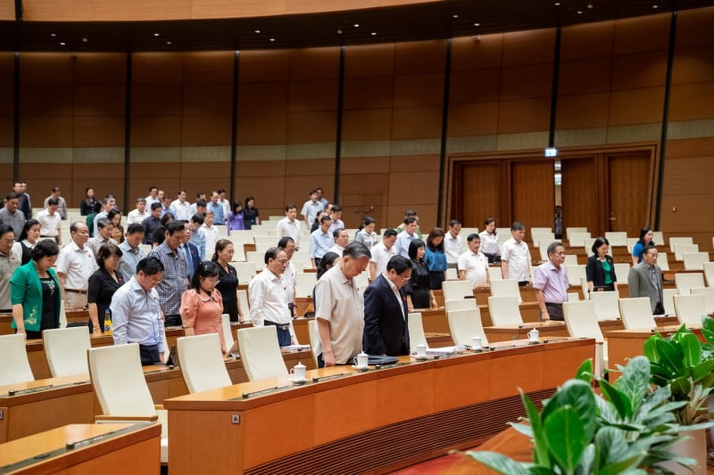Trước khi bắt đầu chương trình, Tổng Bí thư Tô Lâm, Thủ tướng Chính phủ Phạm Minh Chính cùng các đại biểu Quốc hội dành phút mặc niệm nguyên Chủ tịch nước Trần Đức Lương. Ảnh: Quochoi. Trước khi bắt đầu chương trình, Tổng Bí thư Tô Lâm, Thủ tướng Chính phủ Phạm Minh Chính cùng các đại biểu Quốc hội dành phút mặc niệm nguyên Chủ tịch nước Trần Đức Lương. Ảnh: Quochoi.