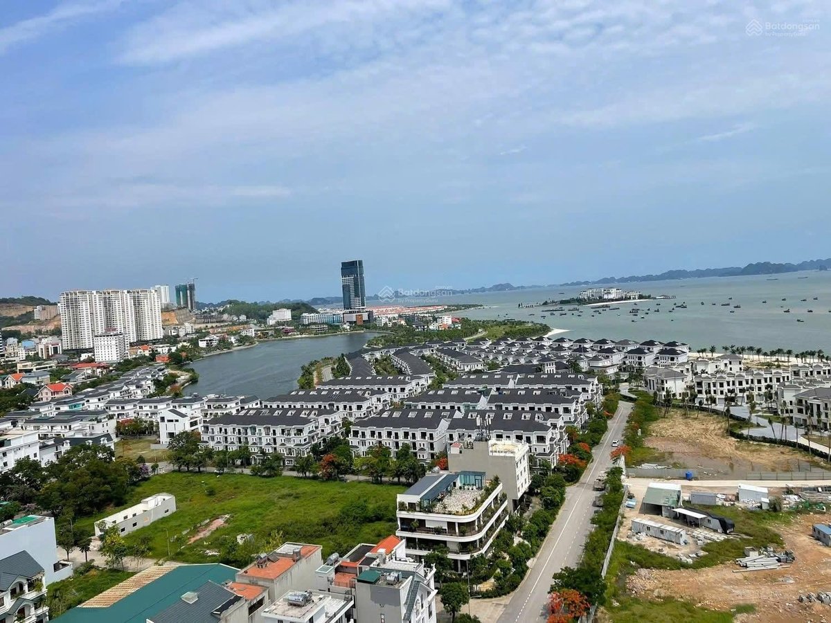 Khu đô thị Cái Dăm Geleximco với dự án Chung cư New Life Tower nằm bên bờ Di sản Vịnh Hạ Long. Ảnh: Huyền Vũ. Khu đô thị Cái Dăm Geleximco với dự án Chung cư New Life Tower nằm bên bờ Di sản Vịnh Hạ Long. Ảnh: Huyền Vũ.
