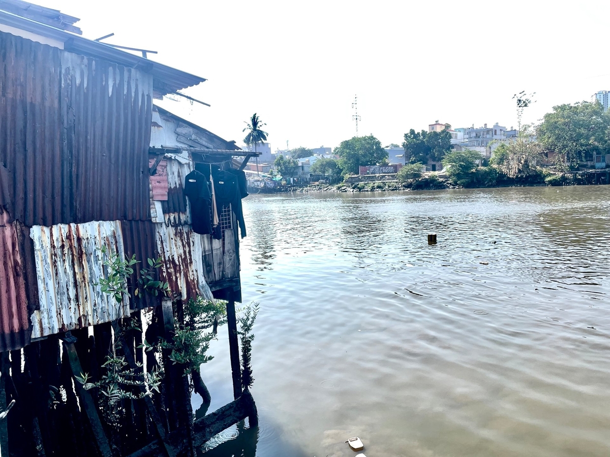 Nhà 'cao cẳng' sống chung với mùi hôi thối ô nhiễm của kênh Đôi. Ảnh: Đình Du. Nhà 'cao cẳng' sống chung với mùi hôi thối ô nhiễm của kênh Đôi. Ảnh: Đình Du.