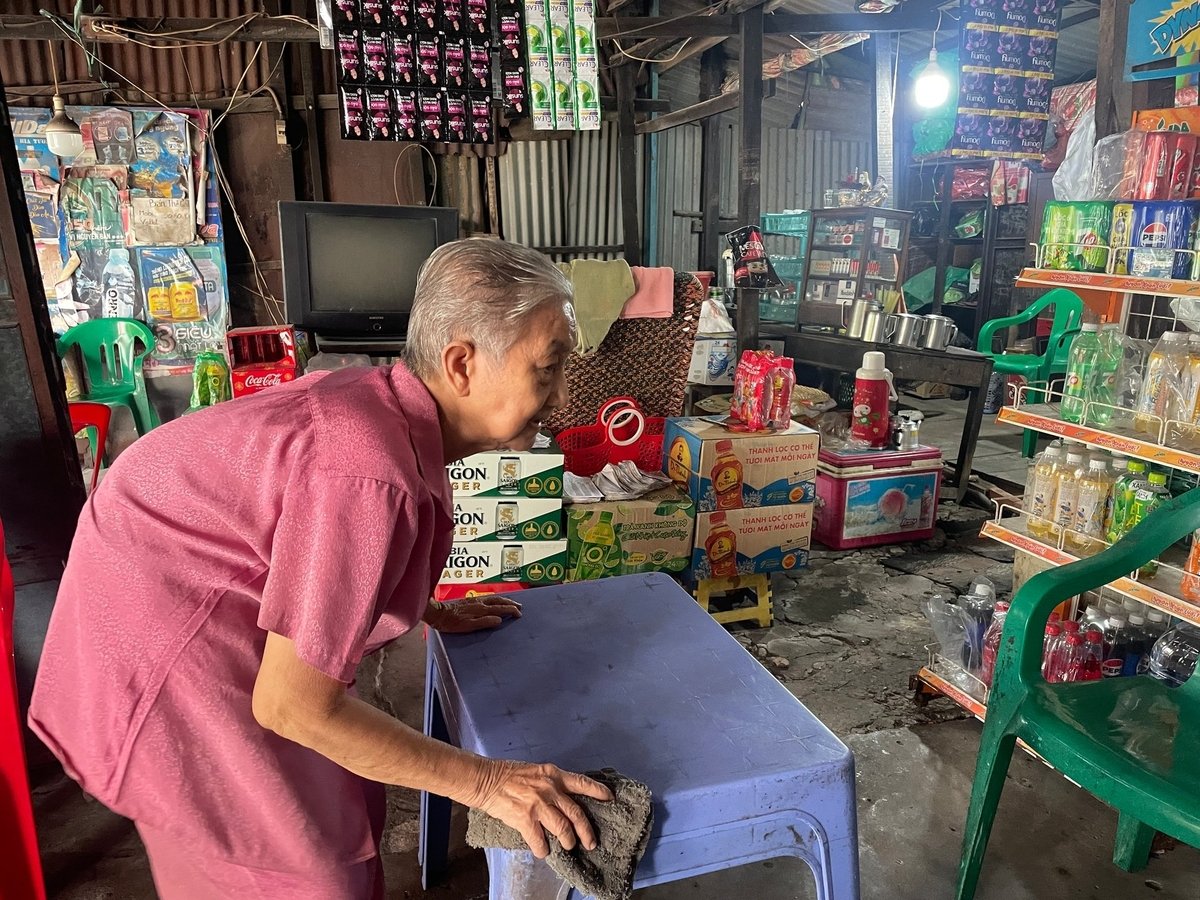 Dì Ba kể về cuộc đời mình như mớ lục bình trôi. Ảnh: Đình Du. Dì Ba kể về cuộc đời mình như mớ lục bình trôi. Ảnh: Đình Du.