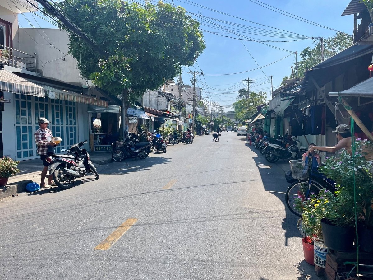 Nhà hai bên đường Nguyễn Duy song song với kênh Đôi sẽ giải tỏa để nhường chỗ cho chỉnh trang đô thị. Ảnh: Đình Du. Nhà hai bên đường Nguyễn Duy song song với kênh Đôi sẽ giải tỏa để nhường chỗ cho chỉnh trang đô thị. Ảnh: Đình Du.