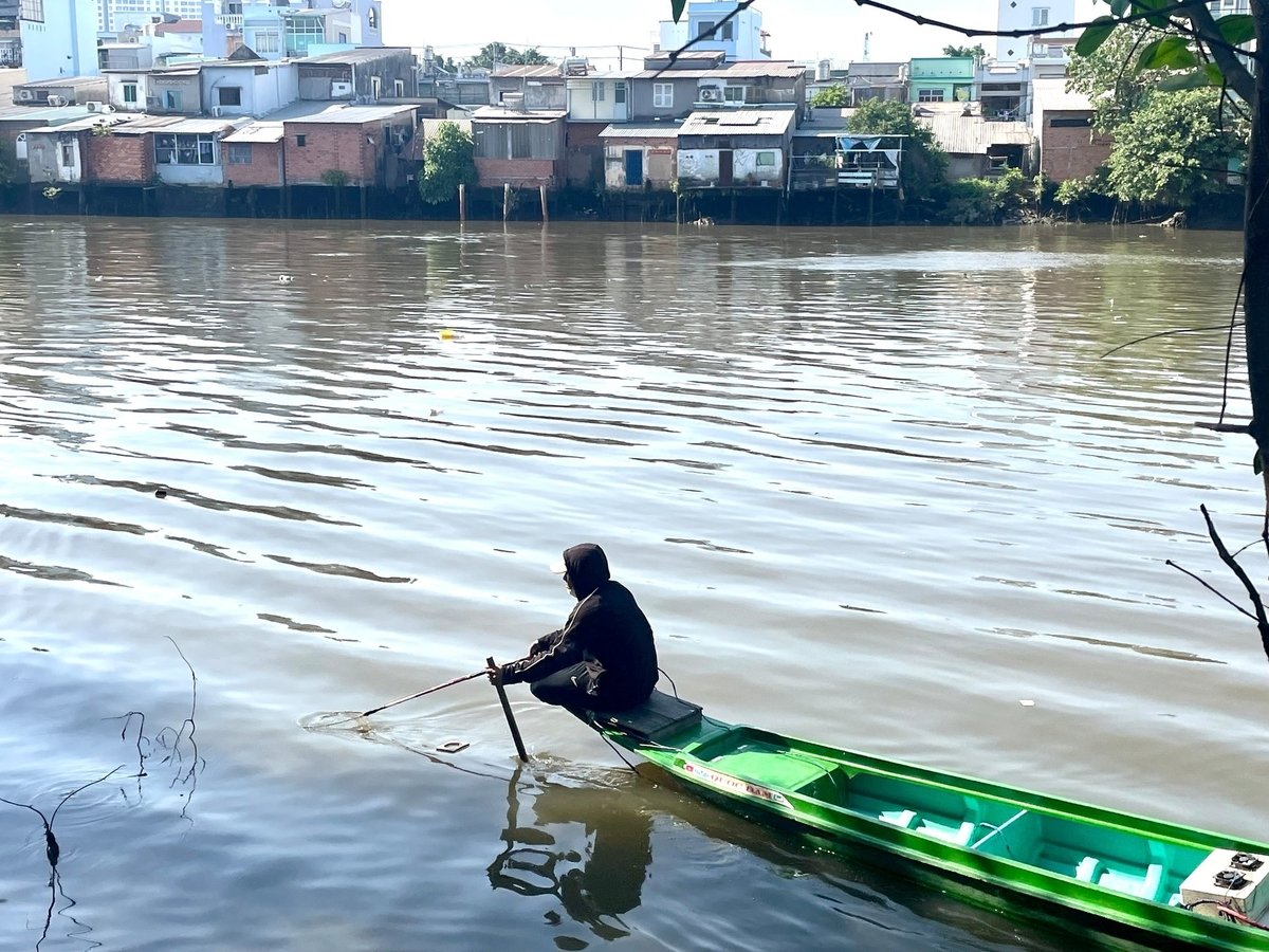 Dòng nước đen ngòm, cá tôm gần như 'tuyệt chủng', người dân giăng lưới 'cầu may'. Ảnh: Đình Du. Dòng nước đen ngòm, cá tôm gần như 'tuyệt chủng', người dân giăng lưới 'cầu may'. Ảnh: Đình Du.