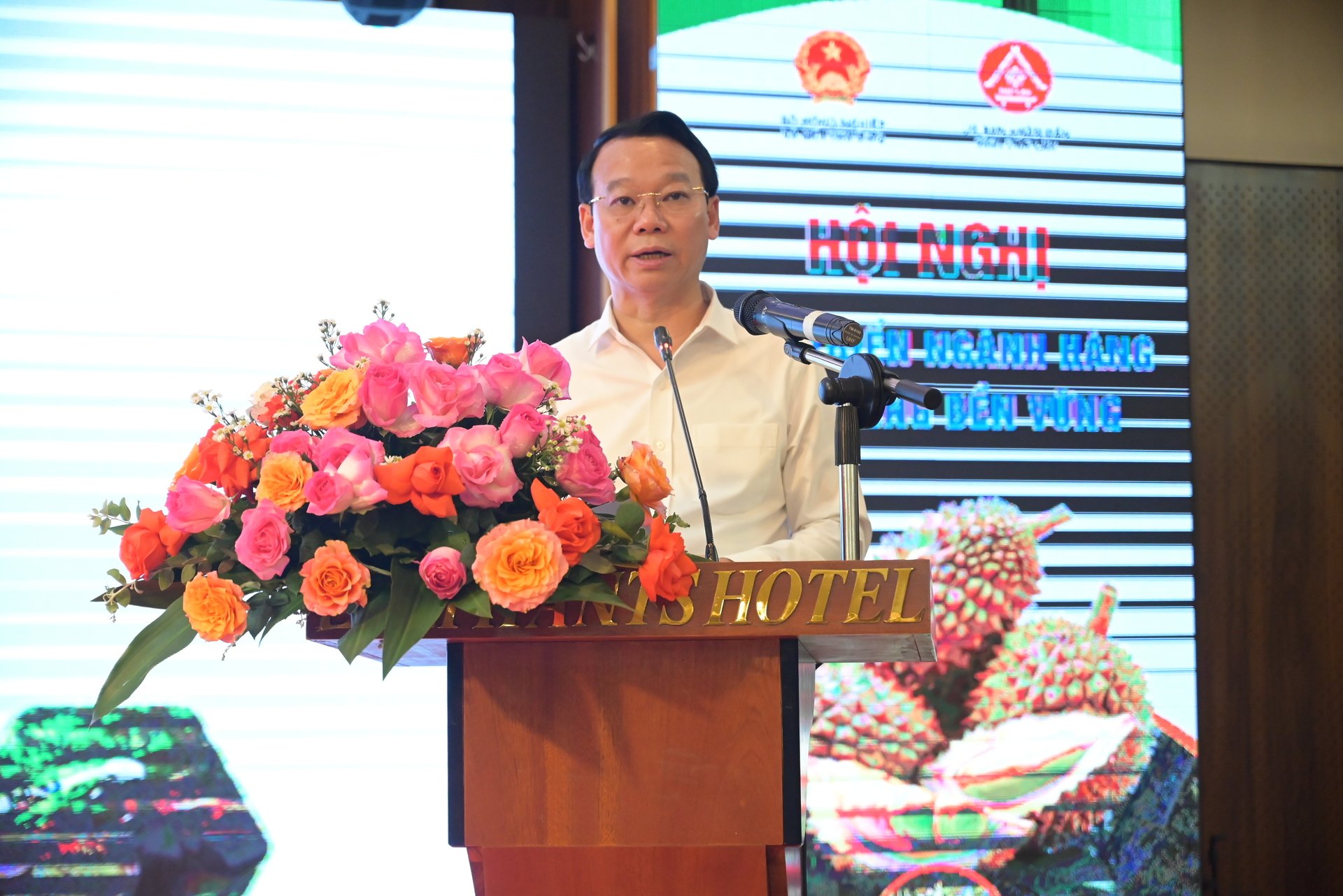 bo-truong-do-duc-duy-chu-tri-hoi-nghi-thao-go-vuong-mac-nang-cao-nang-luc-san-xuat-sau-rieng-135241_964