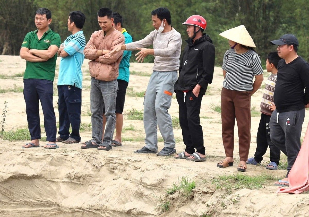 Người dân thực sự bức xúc và kéo ra tận mỏ khoáng sản của Công ty CP khai thác cát sạn và vận tải Thanh Chương để bày tỏ. Ảnh: Ngọc Linh. Người dân thực sự bức xúc và kéo ra tận mỏ khoáng sản của Công ty CP khai thác cát sạn và vận tải Thanh Chương để bày tỏ. Ảnh: Ngọc Linh.