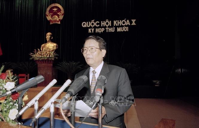 Chủ tịch nước Trần Đức Lương đọc Tờ trình về việc đề nghị Quốc hội phê chuẩn Hiệp định thương mại Việt Nam - Hoa Kỳ, tại Kỳ họp thứ mười, Quốc hội khóa X, ngày 23/11/2001. Ảnh: TTXVN. Chủ tịch nước Trần Đức Lương đọc Tờ trình về việc đề nghị Quốc hội phê chuẩn Hiệp định thương mại Việt Nam - Hoa Kỳ, tại Kỳ họp thứ mười, Quốc hội khóa X, ngày 23/11/2001. Ảnh: TTXVN.