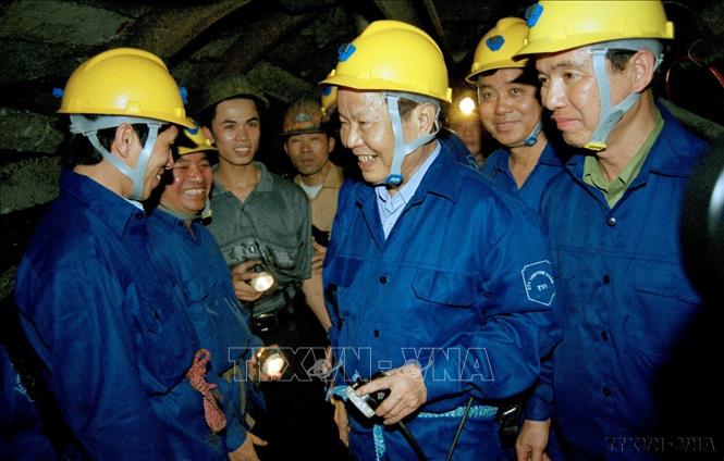 Chủ tịch nước Trần Đức Lương gặp gỡ công nhân Công ty Than Khe Chàm đang khai thác than trong hầm lò (2002). Ảnh: Trọng Nghiệp/TTXVN. Chủ tịch nước Trần Đức Lương gặp gỡ công nhân Công ty Than Khe Chàm đang khai thác than trong hầm lò (2002). Ảnh: Trọng Nghiệp/TTXVN.