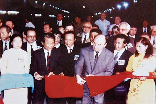 Phó Thủ tướng Trần Đức Lương (hàng đầu, thứ hai từ trái sang) cắt băng khởi động tổ máy số 8 Thủy điện Hòa Bình (năm 1994). Nguồn: Sách Hòa Bình - Ánh điện không bao giờ tắt. Phó Thủ tướng Trần Đức Lương (hàng đầu, thứ hai từ trái sang) cắt băng khởi động tổ máy số 8 Thủy điện Hòa Bình (năm 1994). Nguồn: Sách Hòa Bình - Ánh điện không bao giờ tắt.