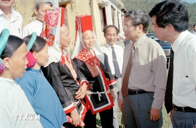 Chủ tịch nước Trần Đức Lương nói chuyện với đồng bào các dân tộc xã Phong Dụ, huyện miền núi Tiên Yên (Quảng Ninh), năm 1997. Ảnh: Trọng Nghiệp/TTXVN. Chủ tịch nước Trần Đức Lương nói chuyện với đồng bào các dân tộc xã Phong Dụ, huyện miền núi Tiên Yên (Quảng Ninh), năm 1997. Ảnh: Trọng Nghiệp/TTXVN.