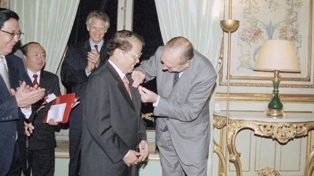 Tổng thống Pháp Jacques Chirac trao Huân chương Bắc đẩu bội tinh tặng Chủ tịch nước Trần Đức Lương (Paris, 28/10/2002). Ảnh: TTXVN. Tổng thống Pháp Jacques Chirac trao Huân chương Bắc đẩu bội tinh tặng Chủ tịch nước Trần Đức Lương (Paris, 28/10/2002). Ảnh: TTXVN.