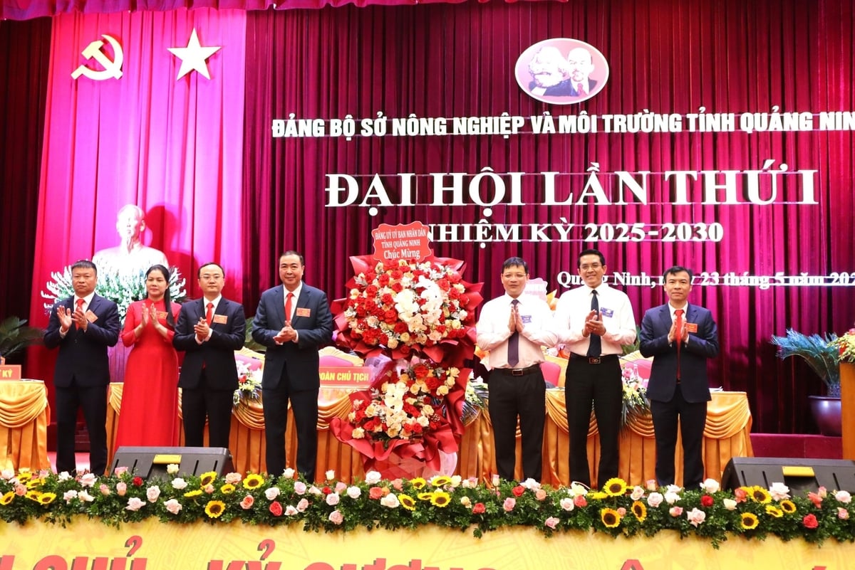 Lãnh đạo tỉnh Quảng Ninh tặng hoa chúc mừng Đại hội. Ảnh: Nguyễn Thành. Lãnh đạo tỉnh Quảng Ninh tặng hoa chúc mừng Đại hội. Ảnh: Nguyễn Thành.