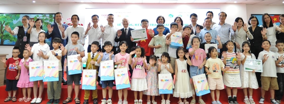Các đại biểu chụp ảnh kỷ niệm cùng các thí sinh. Ảnh: Lan Chi. Các đại biểu chụp ảnh kỷ niệm cùng các thí sinh. Ảnh: Lan Chi.