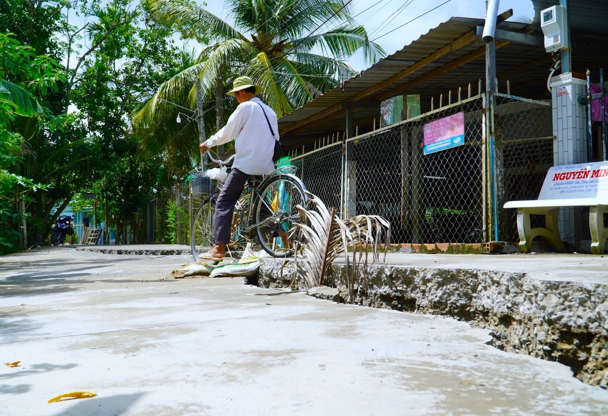 Hiện trạng mặt đường hai bên Rạch Chiếc bị sụp lún nghiêm trọng. Ảnh: Kim Anh. Hiện trạng mặt đường hai bên Rạch Chiếc bị sụp lún nghiêm trọng. Ảnh: Kim Anh.