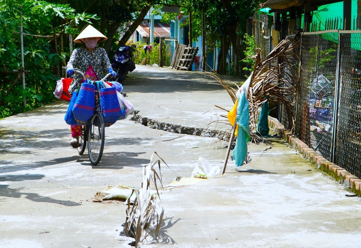 Để tránh nguy hiểm cho người và phương tiện lưu thông qua đoạn đường bị sụp lún, người dân đã chủ động dùng bao đất và cắm nhánh cây để cảnh báo. Ảnh: Kim Anh. Để tránh nguy hiểm cho người và phương tiện lưu thông qua đoạn đường bị sụp lún, người dân đã chủ động dùng bao đất và cắm nhánh cây để cảnh báo. Ảnh: Kim Anh.