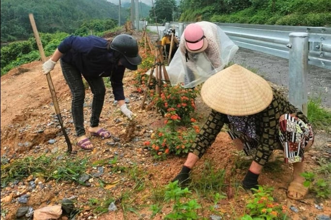 Chị em phụ nữ Bắc Hà trồng hoa ven đường. Ảnh: Bích Hợp. Chị em phụ nữ Bắc Hà trồng hoa ven đường. Ảnh: Bích Hợp.
