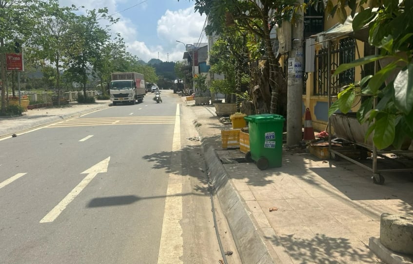 Trên các con đường tại thị trấn Bắc Hà đều được bố trí thùng rác để người dân không vứt rác bừa bãi ra đường. Ảnh: Bích Hợp. Trên các con đường tại thị trấn Bắc Hà đều được bố trí thùng rác để người dân không vứt rác bừa bãi ra đường. Ảnh: Bích Hợp.