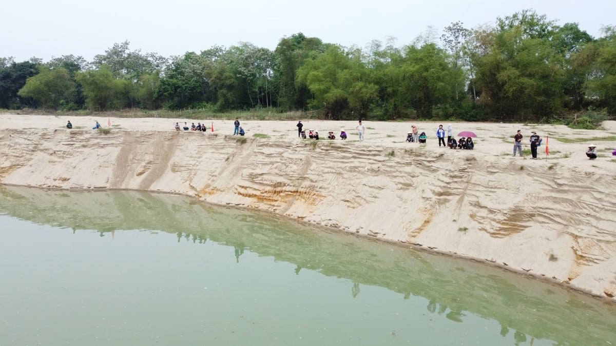 Người dân xã Đồng Văn rất bất bình với cách làm của Công ty CP khai thác cát sạn và vận tải Thanh Chương. Ảnh: Ngọc Linh. Người dân xã Đồng Văn rất bất bình với cách làm của Công ty CP khai thác cát sạn và vận tải Thanh Chương. Ảnh: Ngọc Linh.