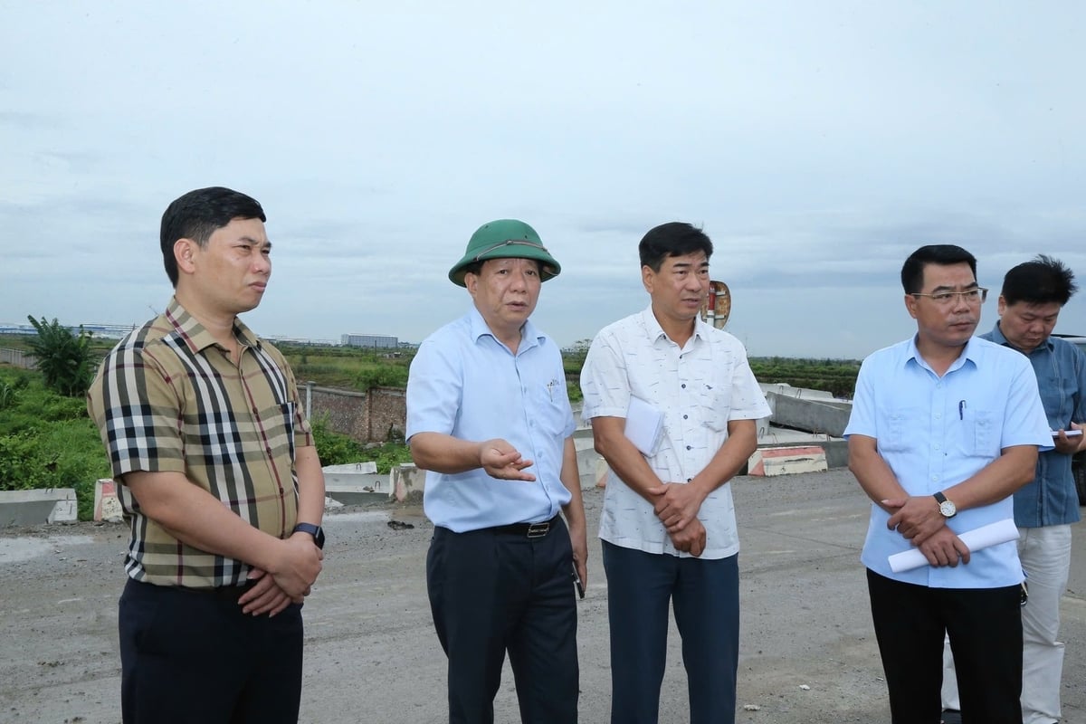 Ông Nguyễn Đức Thọ (thứ 2 từ trái sang) - Phó Chủ tịch UBND thành phố Hải Phòng kiểm tra kè Mỏ Hàn. Ảnh: Việt Cường. Ông Nguyễn Đức Thọ (thứ 2 từ trái sang) - Phó Chủ tịch UBND thành phố Hải Phòng kiểm tra kè Mỏ Hàn. Ảnh: Việt Cường.