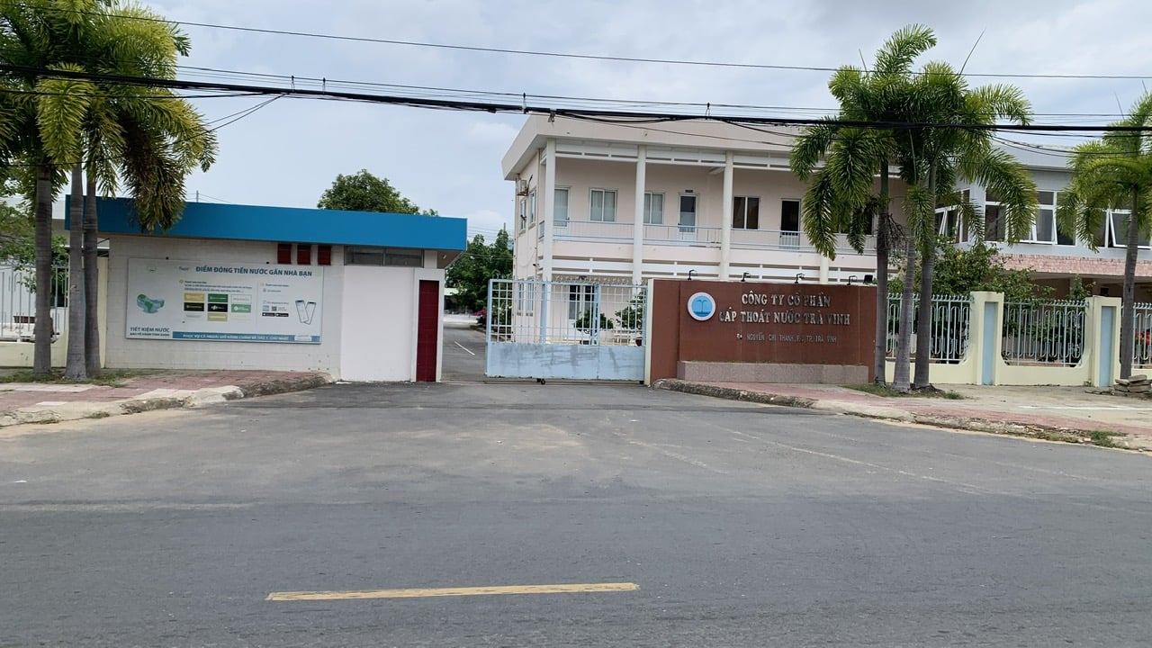 Công ty Cấp thoát nước Trà Vinh lý giải do xả cặn định kỳ nên gây ra tình trạng nước đổi màu. Ảnh: Hồ Thảo. Công ty Cấp thoát nước Trà Vinh lý giải do xả cặn định kỳ nên gây ra tình trạng nước đổi màu. Ảnh: Hồ Thảo.