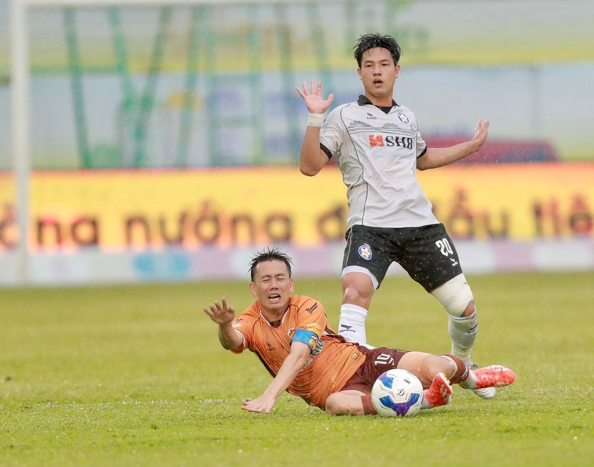 SHB Đà Nẵng (áo trắng) vẫn còn cơ hội trụ hạng sau trận hòa 2-2 với chủ nhà Hoàng Anh Gia Lai. Ảnh: Hoàng Anh Gia Lai FC. SHB Đà Nẵng (áo trắng) vẫn còn cơ hội trụ hạng sau trận hòa 2-2 với chủ nhà Hoàng Anh Gia Lai. Ảnh: Hoàng Anh Gia Lai FC.