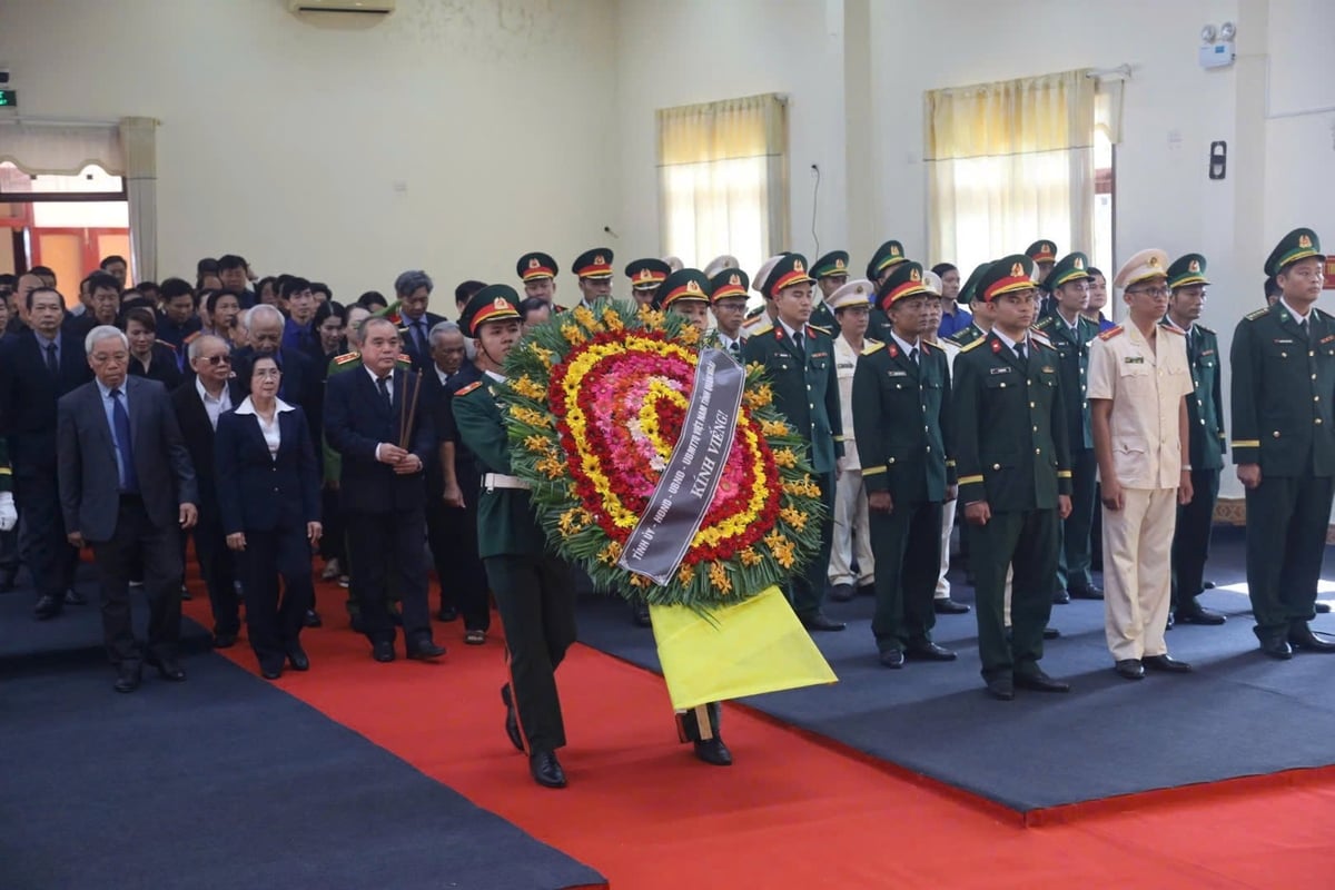 Đoàn Tỉnh ủy - UBND tỉnh do ông Trần Hoàng Tuấn, Phó Chủ tịch Thường trực UBND tỉnh Quảng Ngãi, làm trưởng đoàn dâng vòng hoa viếng nguyên Chủ tịch nước Trần Đức Lương. Ảnh: Ngân Hà. Đoàn Tỉnh ủy - UBND tỉnh do ông Trần Hoàng Tuấn, Phó Chủ tịch Thường trực UBND tỉnh Quảng Ngãi, làm trưởng đoàn dâng vòng hoa viếng nguyên Chủ tịch nước Trần Đức Lương. Ảnh: Ngân Hà.