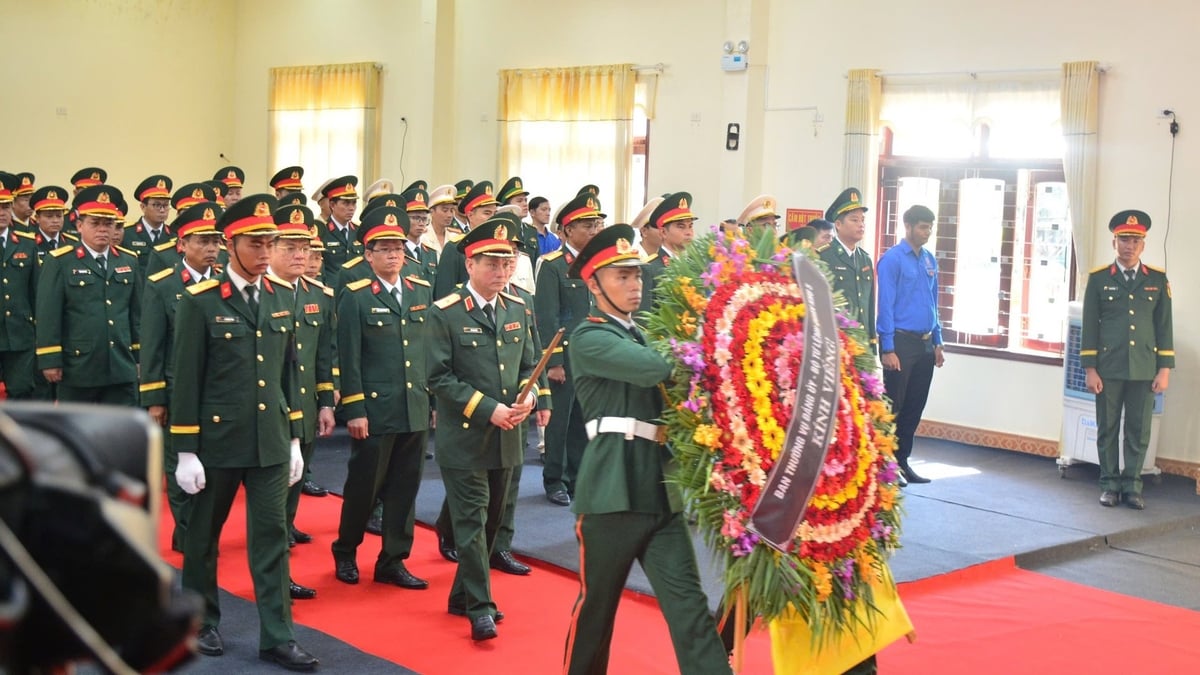 Đoàn Ban Thường vụ Đảng ủy - Bộ Tư lệnh Quân khu 5 viếng nguyên Chủ tịch nước Trần Đức Lương. Ảnh: Ngân Hà. Đoàn Ban Thường vụ Đảng ủy - Bộ Tư lệnh Quân khu 5 viếng nguyên Chủ tịch nước Trần Đức Lương. Ảnh: Ngân Hà.