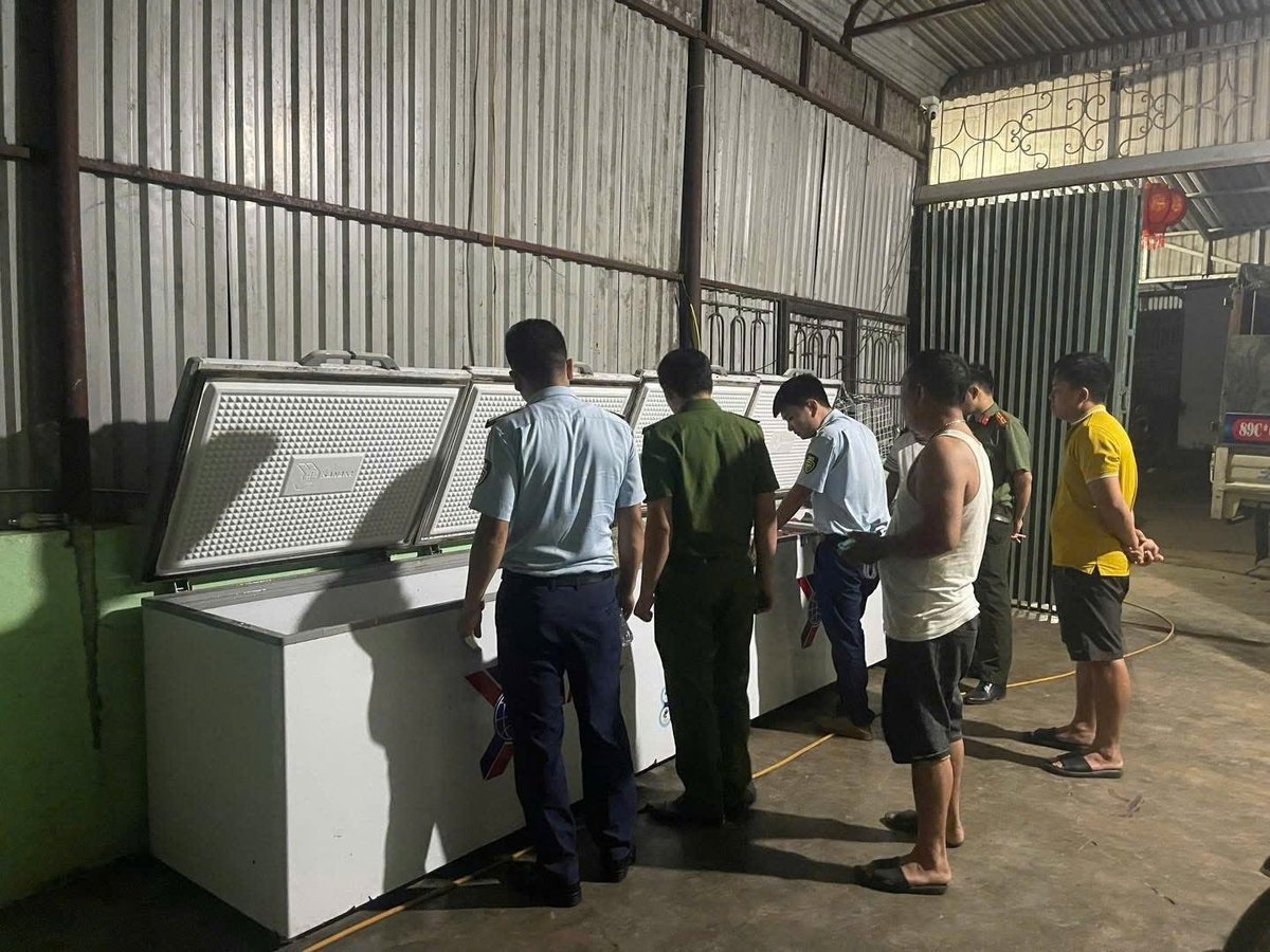 Cơ quan chức năng kiểm tra nhà Trần Xuân Chiến (sinh năm 1967), trú tại thôn Vĩnh Chính, xã Vĩnh Hảo, huyện Bắc Quang phát hiện ra 2 tủ lớn chứa thịt lợn không nguồn gốc. Ảnh: Công an xã Vĩnh Hảo. Cơ quan chức năng kiểm tra nhà Trần Xuân Chiến (sinh năm 1967), trú tại thôn Vĩnh Chính, xã Vĩnh Hảo, huyện Bắc Quang phát hiện ra 2 tủ lớn chứa thịt lợn không nguồn gốc. Ảnh: Công an xã Vĩnh Hảo.