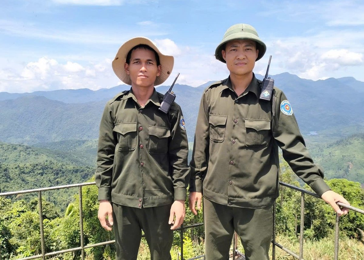 Hai cán bộ bảo vệ rừng đã chở nữ sinh về nhà trong đêm, sau đó quay lại thực hiện nhiệm vụ. Ảnh: R.P.H Hai cán bộ bảo vệ rừng đã chở nữ sinh về nhà trong đêm, sau đó quay lại thực hiện nhiệm vụ. Ảnh: R.P.H
