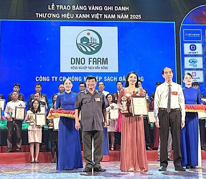Nữ doanh nhân trẻ Bùi Thị Khánh Hòa (hàng đầu, thứ 3 từ trái qua) tại lễ vinh danh. Ảnh: Nhân vật cung cấp.