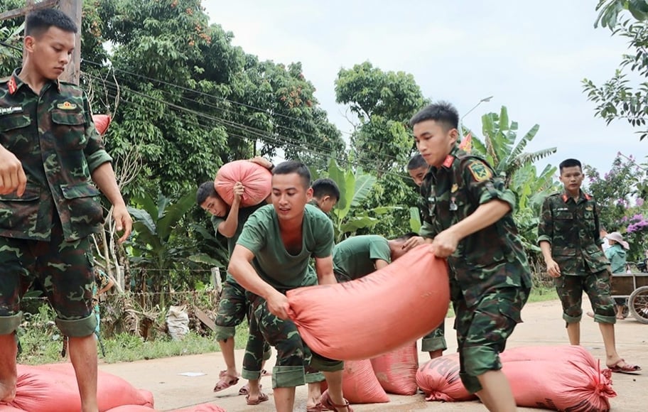 Lực lượng vũ trang hỗ trợ người dân bốc dỡ lúa bị ngâm nước đi sấy, giảm thiểu thiệt hại. Ảnh: Gia Hưng. Lực lượng vũ trang hỗ trợ người dân bốc dỡ lúa bị ngâm nước đi sấy, giảm thiểu thiệt hại. Ảnh: Gia Hưng.