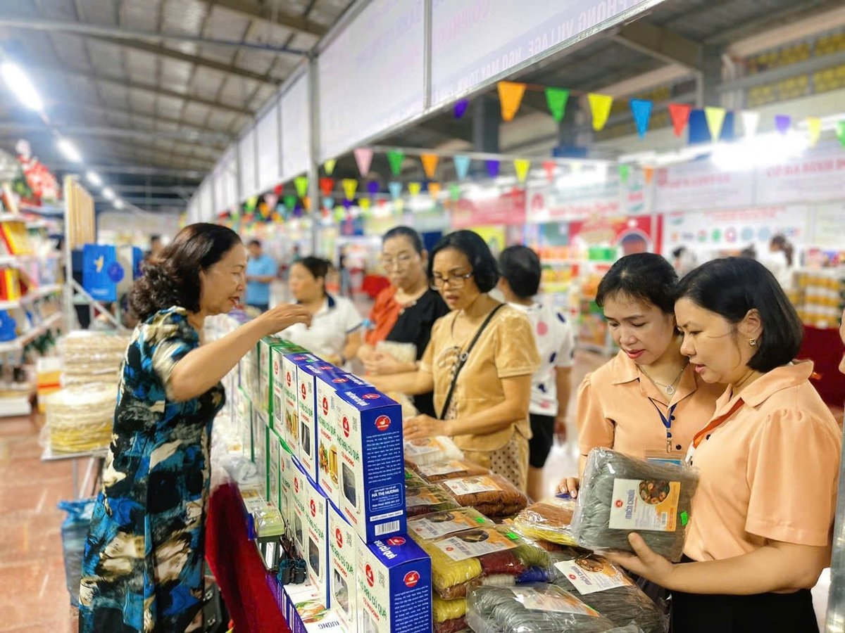 Người dân địa phương mua sắm tại khu trưng bày. Ảnh: V.Đ.T.