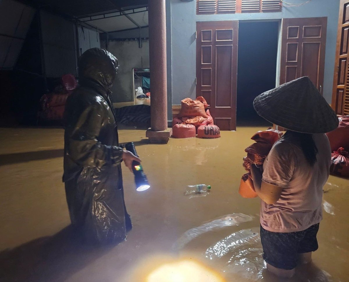 Khoảng 150 nhà dân tại huyện Kỳ Anh đã bị ngập trong trận mưa đêm qua. Ảnh: Công an tỉnh Hà Tĩnh. Khoảng 150 nhà dân tại huyện Kỳ Anh đã bị ngập trong trận mưa đêm qua. Ảnh: Công an tỉnh Hà Tĩnh.