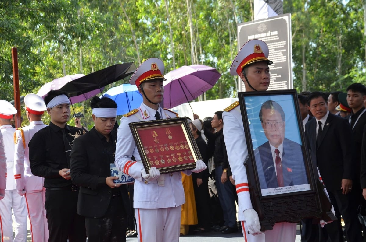 Linh cữu Nguyên Chủ tịch nước Trần Đức Lương được đưa vào đến nơi an táng nghĩa trang xã Phổ Khánh. Ảnh: Ngân Hà. Linh cữu Nguyên Chủ tịch nước Trần Đức Lương được đưa vào đến nơi an táng nghĩa trang xã Phổ Khánh. Ảnh: Ngân Hà.