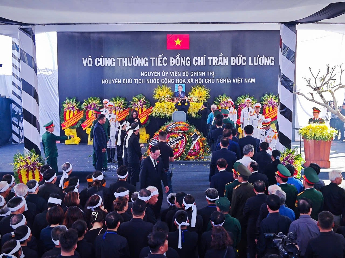 Toàn cảnh lễ an táng nguyên Chủ tịch nước Trần Đức Lương tại Quảng Ngãi. Ảnh: Ngân Hà. Toàn cảnh lễ an táng nguyên Chủ tịch nước Trần Đức Lương tại Quảng Ngãi. Ảnh: Ngân Hà.