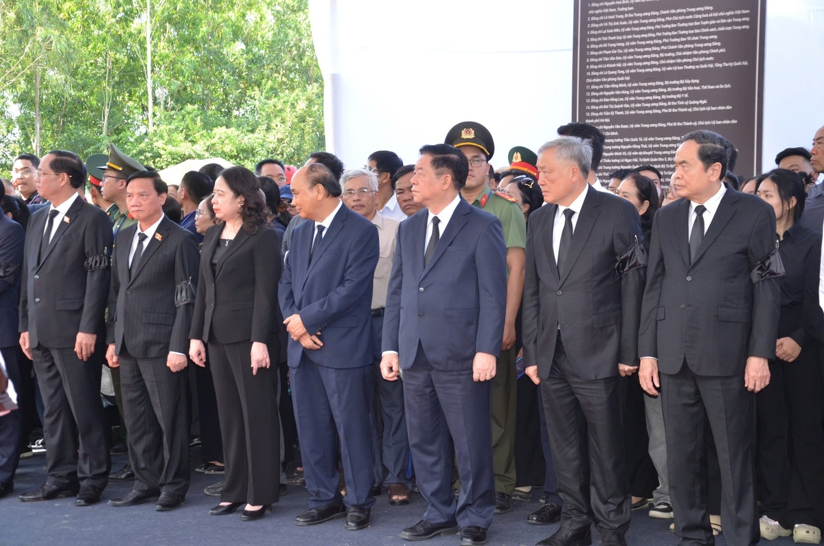 Lãnh đạo Đảng, Nhà nước tham dự lễ an táng nguyên Chủ tịch nước Trần Đức Lương tại Quảng Ngãi. Ảnh: Ngân Hà. Lãnh đạo Đảng, Nhà nước tham dự lễ an táng nguyên Chủ tịch nước Trần Đức Lương tại Quảng Ngãi. Ảnh: Ngân Hà.