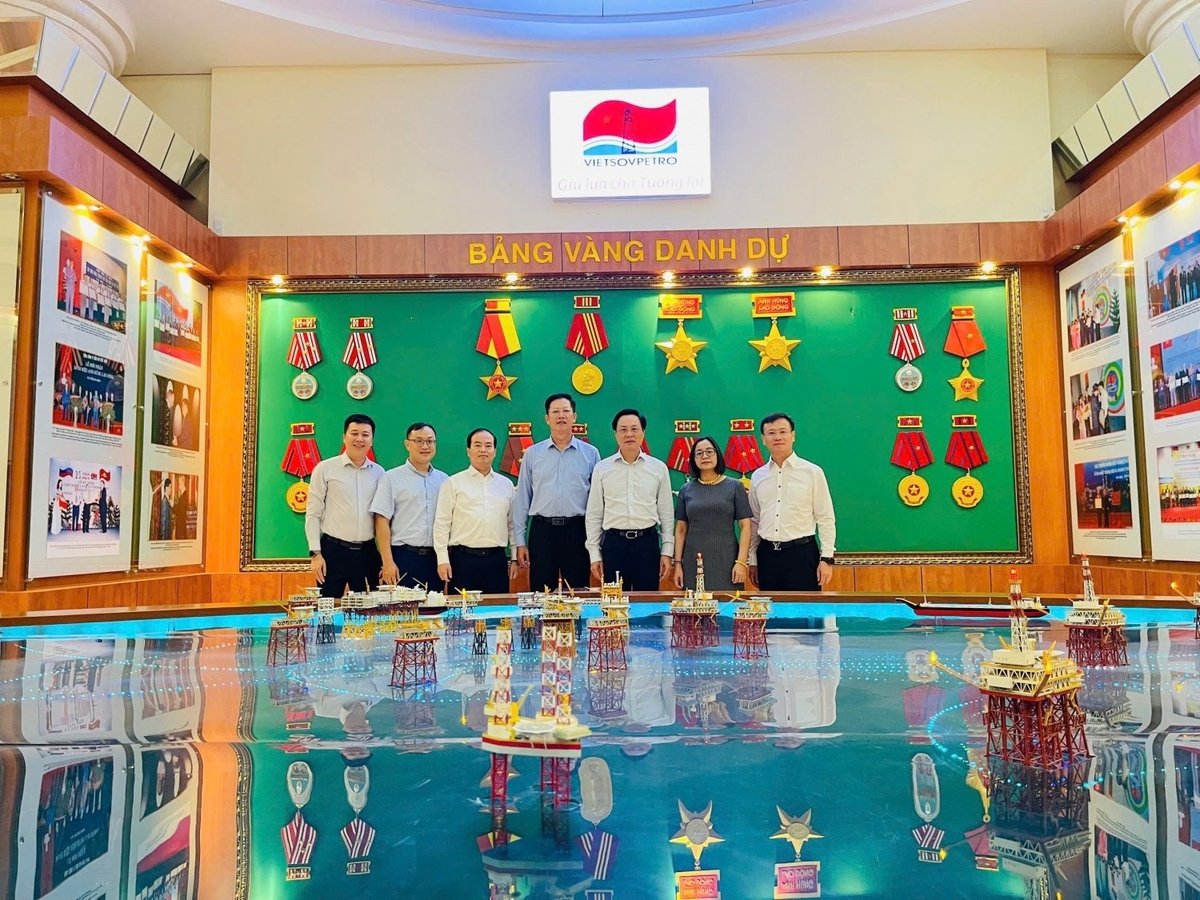 Các đại biểu tham quan phòng truyền thống Vietsovpetro. Ảnh: Vietsovpetro. Các đại biểu tham quan phòng truyền thống Vietsovpetro. Ảnh: Vietsovpetro.