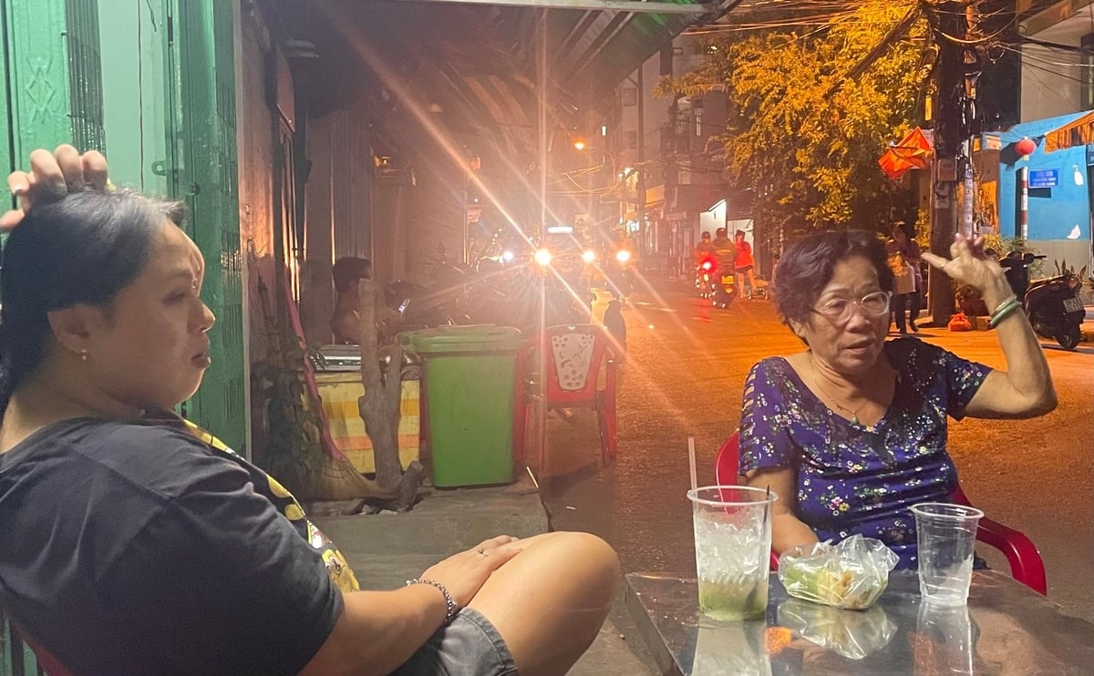 Cơm tối vừa xong, người dân sinh sống ven kênh Đôi ngồi trước nhà hóng mát, tâm tình chuyện dời chốn ngụ cư. Ảnh: Đình Du. Cơm tối vừa xong, người dân sinh sống ven kênh Đôi ngồi trước nhà hóng mát, tâm tình chuyện dời chốn ngụ cư. Ảnh: Đình Du.