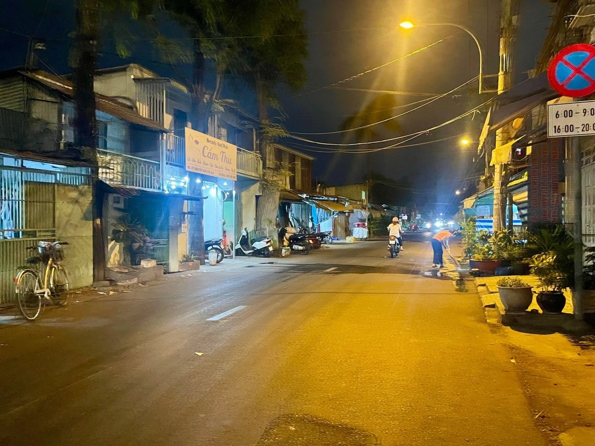 Khoảng 20h30 tối là người dân sống ven kênh Đôi đã 'then cài chốt cửa'. Ảnh: Đình Du. Khoảng 20h30 tối là người dân sống ven kênh Đôi đã 'then cài chốt cửa'. Ảnh: Đình Du.
