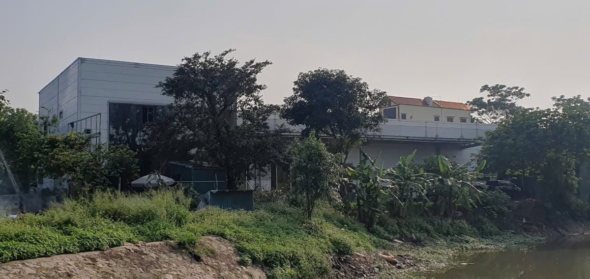 Nhà máy sản xuất thực phẩm sử dụng đất sai mục đích, không đảm bảo phòng cháy chữa cháy. Ảnh: Quán Dũng. Nhà máy sản xuất thực phẩm sử dụng đất sai mục đích, không đảm bảo phòng cháy chữa cháy. Ảnh: Quán Dũng.