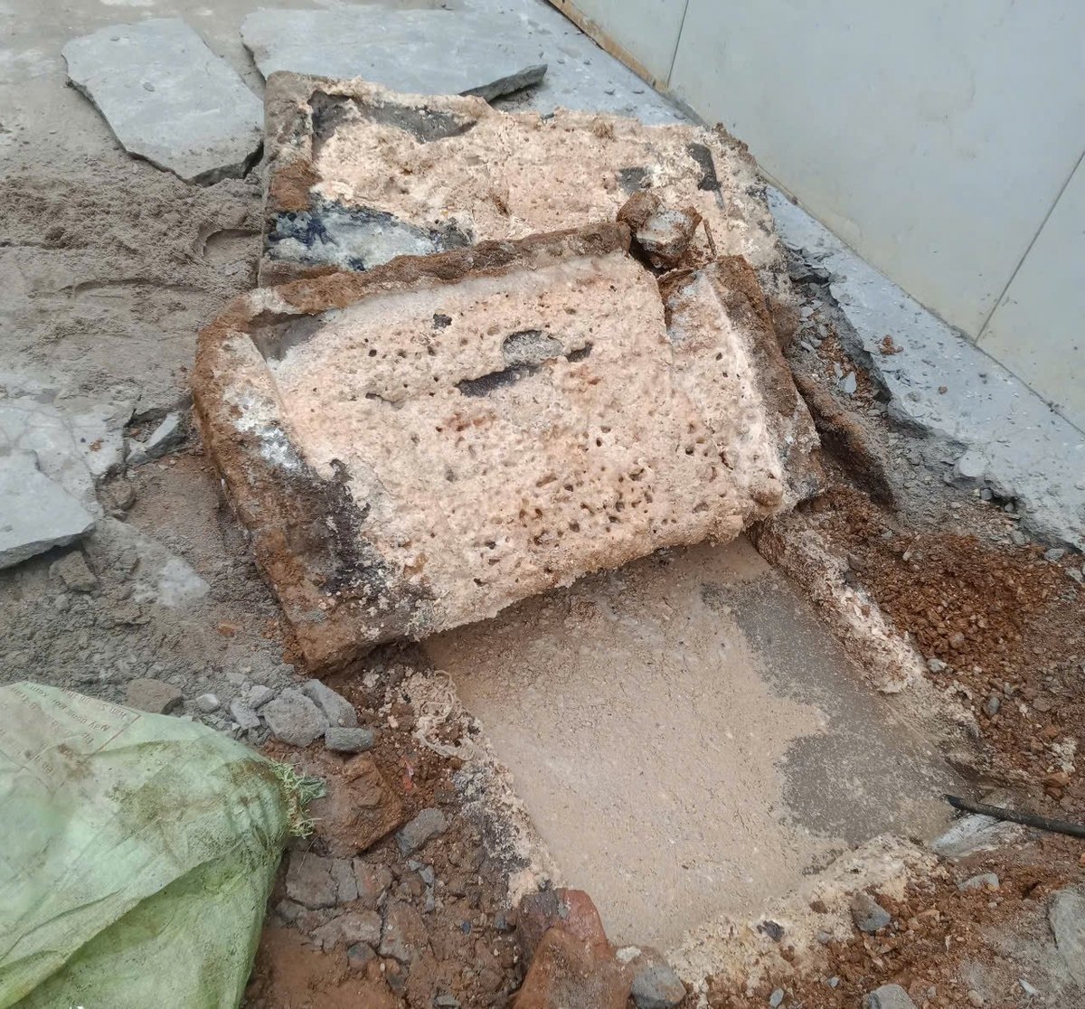 Hố ga ngay trước cửa nhà dân nước trộn phế thải thải đóng thành tảng, màu đen kịt. Ảnh: Người dân cung cấp. Hố ga ngay trước cửa nhà dân nước trộn phế thải thải đóng thành tảng, màu đen kịt. Ảnh: Người dân cung cấp.