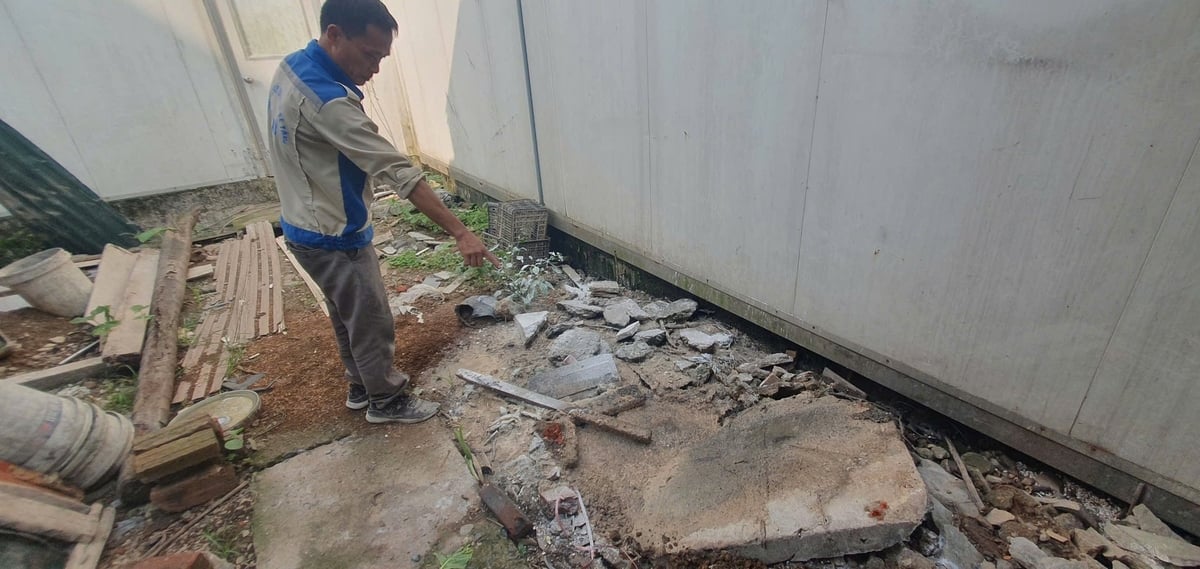 Ông Nguyễn Chí Thực bức xúc vì nhà máy xả thải trực tiếp, bốc mùi hôi thối. Ảnh: Quán Dũng. Ông Nguyễn Chí Thực bức xúc vì nhà máy xả thải trực tiếp, bốc mùi hôi thối. Ảnh: Quán Dũng.