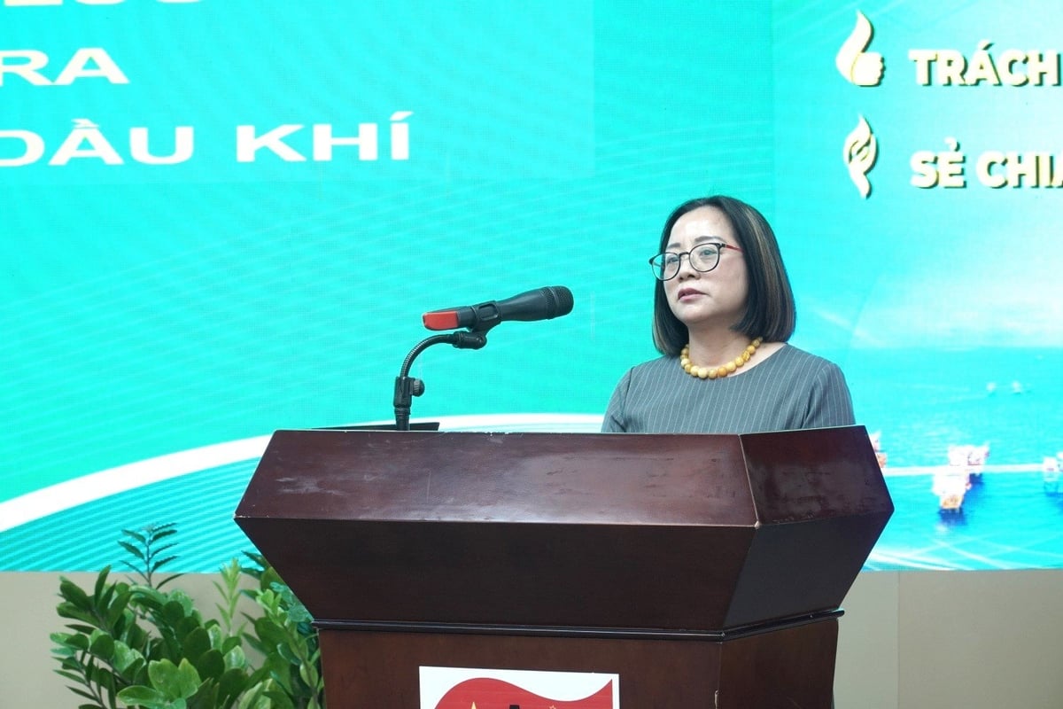 Bà Lê Thị Lam Trà – Phó Trưởng ban Quản trị Nguồn nhân lực Petrovietnam phát biểu tại khóa đào tạo. Ảnh: Vietsovpetro. Bà Lê Thị Lam Trà – Phó Trưởng ban Quản trị Nguồn nhân lực Petrovietnam phát biểu tại khóa đào tạo. Ảnh: Vietsovpetro.