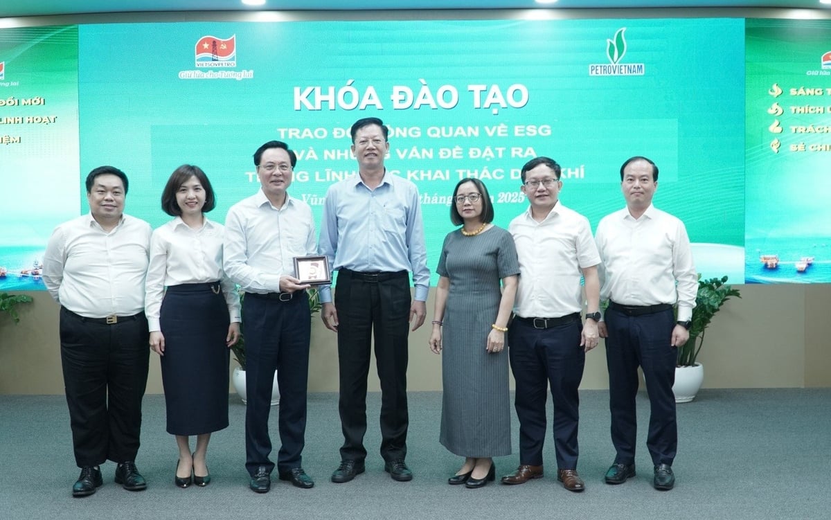 Ông Mai Đăng Tuấn thay mặt Ban lãnh đạo Vietsovpetro gửi lời cảm ơn tới ông Bùi Minh Tiến và các giảng viên Petrovietnam. Ảnh: Vietsovpetro. Ông Mai Đăng Tuấn thay mặt Ban lãnh đạo Vietsovpetro gửi lời cảm ơn tới ông Bùi Minh Tiến và các giảng viên Petrovietnam. Ảnh: Vietsovpetro.