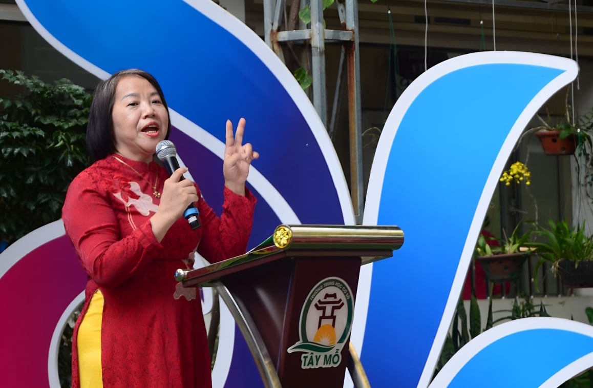 Hiệu trưởng Trường THCS Tây Mỗ - Cô Đoàn Thị Thanh Hương chia sẻ tại chương trình. Hiệu trưởng Trường THCS Tây Mỗ - Cô Đoàn Thị Thanh Hương chia sẻ tại chương trình.