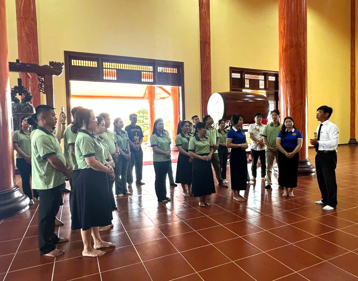 Đoàn nghe thuyết trình về quá trình hình thành và hoạt động của tuyến đường 1C huyền thoại. Ảnh: Trung Chánh. Đoàn nghe thuyết trình về quá trình hình thành và hoạt động của tuyến đường 1C huyền thoại. Ảnh: Trung Chánh.